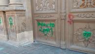 Así se ve la fachada de la Catedral en León tras las pintas de grupos feministas.