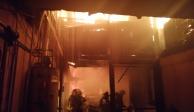 Arde fábrica de muebles en Santa Martha Acatitla