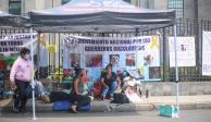 Padres de niños con cáncer en huelga, ayer