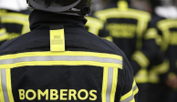Rescatan bomberos españoles a bebé que cayó de quinto piso