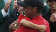 El emotivo abrazo de Tiger Woods a su hijo tras coronarse en Augusta