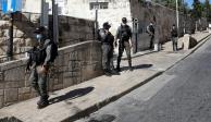 Policías israelíes aseguran el área de la Puerta de los Leones en la Ciudad Vieja de Jerusalén el sábado 30 de mayo de 2020.