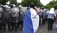 Ciudadanos nicaragüenses se enfrentan con policías de Ortega.