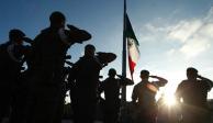 Elementos del Ejército rindiendo honores a la bandera mexicana.