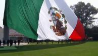 "En su día, izan la bandera al revés en México. - - httpt.comHcNgSxB41 - - DíaDeLaBandera".