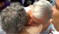 VIDEO: Señora se cae al intentar acercarse a AMLO... y él la abraza 