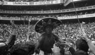 Pelé sale en hombros del Estadio Azteca, tras ganar el Mundial.