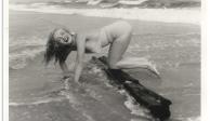 Marilyn Monroe posando en la playa en 1949, ante la lente de André de Dienes.