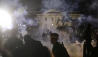 Manifestantes, ayer, frente a la Casa Blanca.