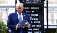 Donald Trump acudió a la St. John's Church, frente a la Casa Blanca, para posar para esta foto; para que pudiera llegar ahí, dispersaron a manifestantes con gas.