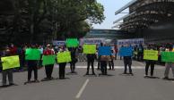 Trabajadores del aeropuerto bloquean los accesos, ayer.