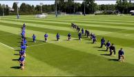 Los jugadores se arrodillaron en su campo de entrenamiento.