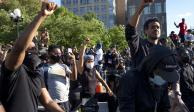 Manifestantes protestan en el Washington Square Park de Nueva York, el 1 de junio de 2020 contra la brutalidad policial y el racismo.