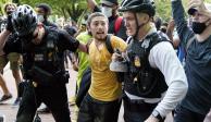 Policías detienen a un manifestante frente a la Casa Blanca, durante una protesta por la muerte de George Floyd, el 29 de mayo del 2020.