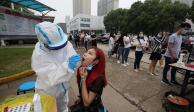 Un trabajador de Salud toma muestras de saliva a los habitantes de Wuhan, ayer.