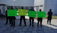 Uniformados, durante su protesta en la capital poblana, ayer.