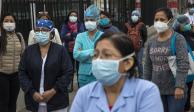 Enfermeras y los médicos protestan por la falta de equipo de protección para los trabajadores de salud que atienden a pacientes con COVID-19, en Lima, Perú, el martes 2 de junio de 2020.