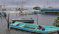 Pescadores ribereños de la bahía de Campeche toman sus precauciones con sus embarcaciones, las cuales ya sufren estragos por el paso de la tormenta tropical Cristóbal, el 2 de junio de 2020.