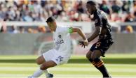 "Chicharito" disputa un balón con el Galaxy