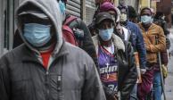 Estadounidenses vulnerables hacen fila por comida, en Chicago, en abril pasado.