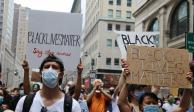 Un grupo de manifestantes marcha en las calles de la ciudad de Nueva York, el sábado 6 de junio de 2020, para protestar contra el racismo y la brutalidad policial, tras la muerte de George Floyd.