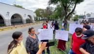 Protestan familiares y amigos de dos agentes detenidos.