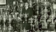 El expresidente del Real Madrid, junto a los trofeos del Equipo