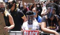 Manifestantes participan en una marcha cerca de Times Square el domingo 7 de junio de 2020. La ciudad se prepara para retomar sus actividades después de más de dos meses de confinamiento.