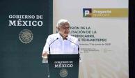 Andrés Manuel López Obrador durante la supervisión de la rehabilitación de la vía del Ferrocarril del Istmo de Tehuantepec.