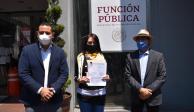 Militantes del PRD afuera de la Secretaría de la Función Pública.