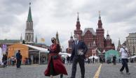 Personas caminan por la Plaza Roja en Moscú, Rusia, durante la emergencia sanitara por COVID-19.