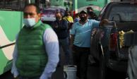 Pasajeros que esperan subir al transporte público usan cubrebocas en medio de la pandemia en la Ciudad de México, el 1 de junio de 2020.