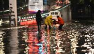 Una torrencial lluvia acompañada de granizo se registro ayer en la Ciudad de México. Vías principales se inundaron.