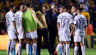Los jugadores de Pumas le reclaman al árbitro después de su derrota ante Tigres en el Clausura 2020.