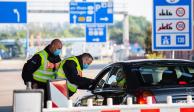 Oficiales de la Policía Federal verifican a un conductor que ingresa desde Suiza a Alemania, el 16 de mayo de 2020.