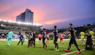 Jugadores de Pumas y León, antes de su duelo el pasado 14 de marzo.