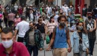 Brasileños caminan por una transitada avenida en la ciudad de Sao Paulo, una de las más golpeadas por el virus, ayer.