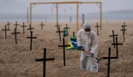 Cruces en playas de Río representan las muertes por Covid-19, en una protesta, ayer.