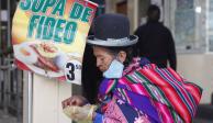 Una mujer come una sopa de fideos en La Paz, Bolivia, 2 de junio de 2020.