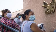 Familiares paciente de COVID-19 esperan en el Hospital de Infectología Dr. Daniel Mendez Hernández de la Raza, en la Ciudad de Méxio, el 10 de junio de 2020.