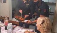 Policías le cocinan a abuelita enferma
