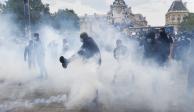 En Francia lanzan gas lacrimógeno contra manifestantes.