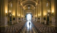 Fotografías de cientos de peruanos fallecidos por Covid-19, ayer, en una ceremonia póstuma en Lima.