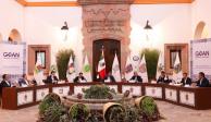 De izq. a der.: Carlos Joaquín González, de Quintana Roo; José Rosas Aispuro, de Durango; Carlos Mendoza, de Baja California Sur; Mauricio Vila, de Yucatán; Diego Sinhue Rodríguez, de Guanajuato; Martín Orozco, de Aguascalientes; Javier Corral, de Chihuahua; Francisco Domínguez, de Querétaro, y Francisco García Cabeza de Vaca, de Tamaulipas, ayer..