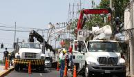 Camiones de la CFE cierran circulación para realizar trabajos de reparación y mantenimiento.