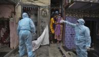 Un trabajador de la salud le da desinfectante de manos a una niña durante un campamento de control en un barrio pobre en Mumbai, India, el 17 de junio de 2020.