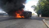 Un camión en llamas bloquea la carretera Celaya-Salamanca, el sábado pasado.