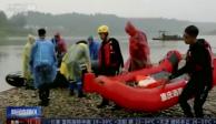 En esta imagen del 22 de junio de 2020, tomada de un video de la cadena estatal china CCTV, rescatistas trabajando en la orilla de un río en la provincia suroccidental de Chongqing.