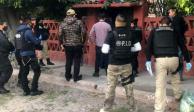 Policías cumplimentan orden de aprehensión contra la agresora el pasado fin de semana.