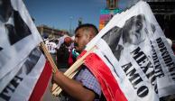 Sujeto carga banderas con la imagen de López Obrador